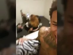 彼女は彼女のボーイフレンドの一人と一緒に一人で行き、誤って彼のコックに上陸しました イケメン の エロ 動画