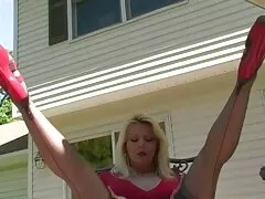 この美しい男は、彼の友人の前でお尻でクソしています エロ 動画 イケメン 3p