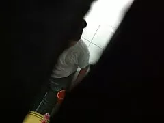 売春婦は、クラブで男を撃って、彼をファックする エロ 動画 イケメン 彼氏