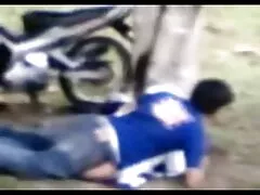 若い女の子は庭で魔法を示します イケメン アダルト 動画