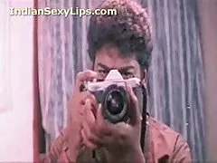 キッチンで美しいロシアの赤い頭の鶏 えっち な 動画 イケメン