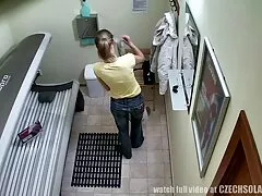 彼は彼女のお尻を汲み上げ、メンバーのためにコーチに座った イケメン エッチ 無料